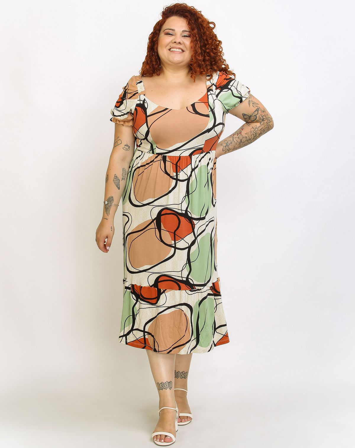 Vestido Plus Size Estampado Midi Com Elástico Na Cintura e Manga