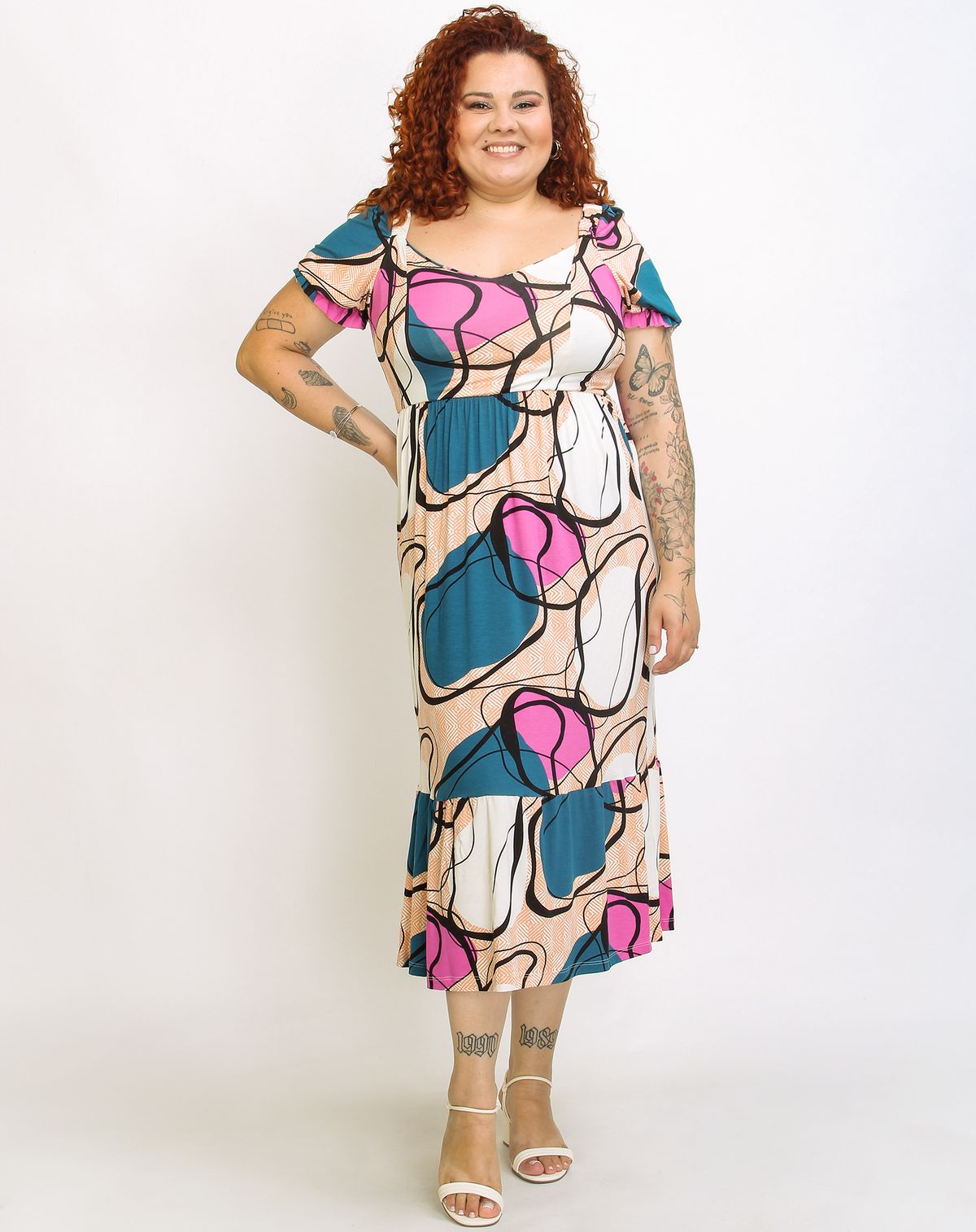 Vestido Plus Size Estampado Midi Com Elástico Na Cintura e Manga