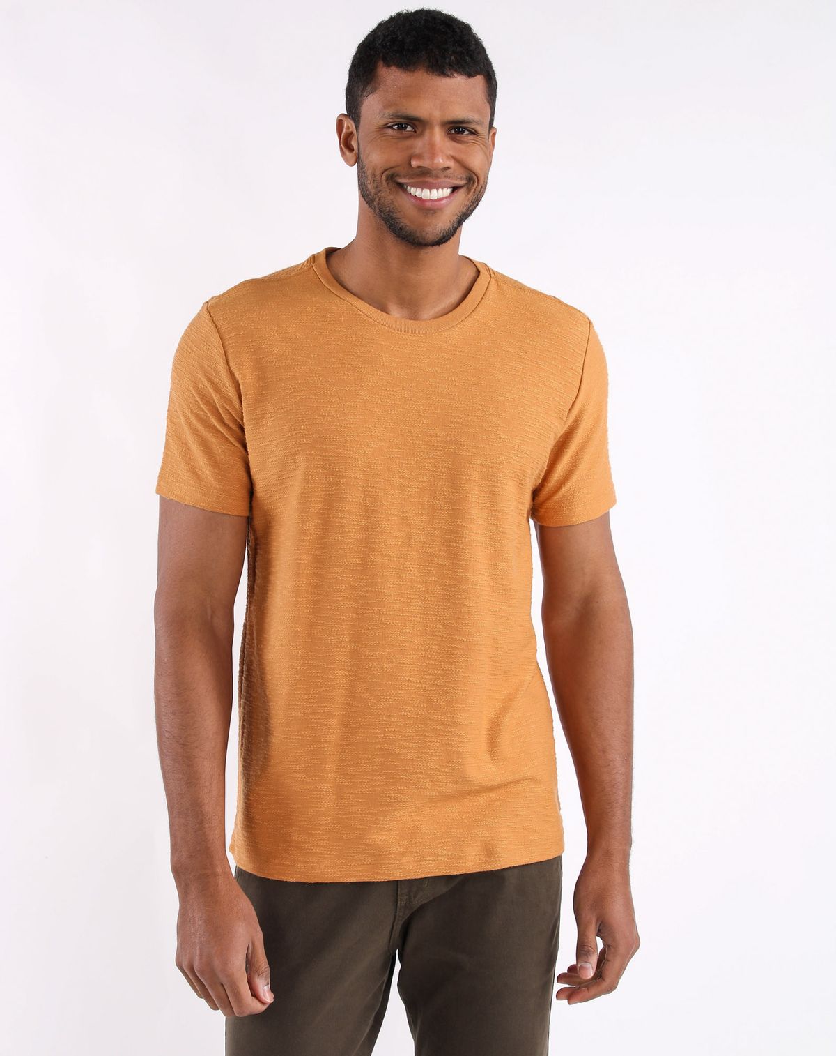 663090002-camiseta-manga-curta-basica-masculina-textura-caramelo-m-1da