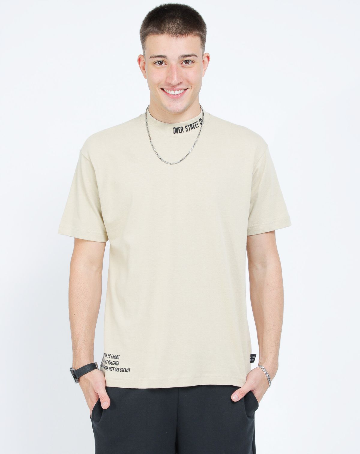 684121003-camiseta-manga-curta-masculina-gola-lettering-bege-g-d40