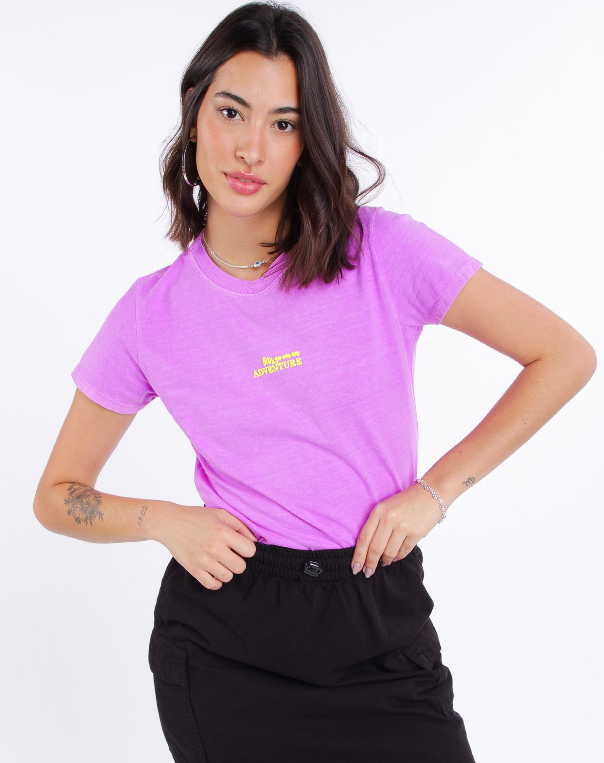 688490001-camiseta-feminina-manga-curta-decote-redondo-estampada-lilas-p-e82