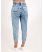 690292001-calca-jeans-feminina-mom-cos-elastano-jeans-medio-36-60b