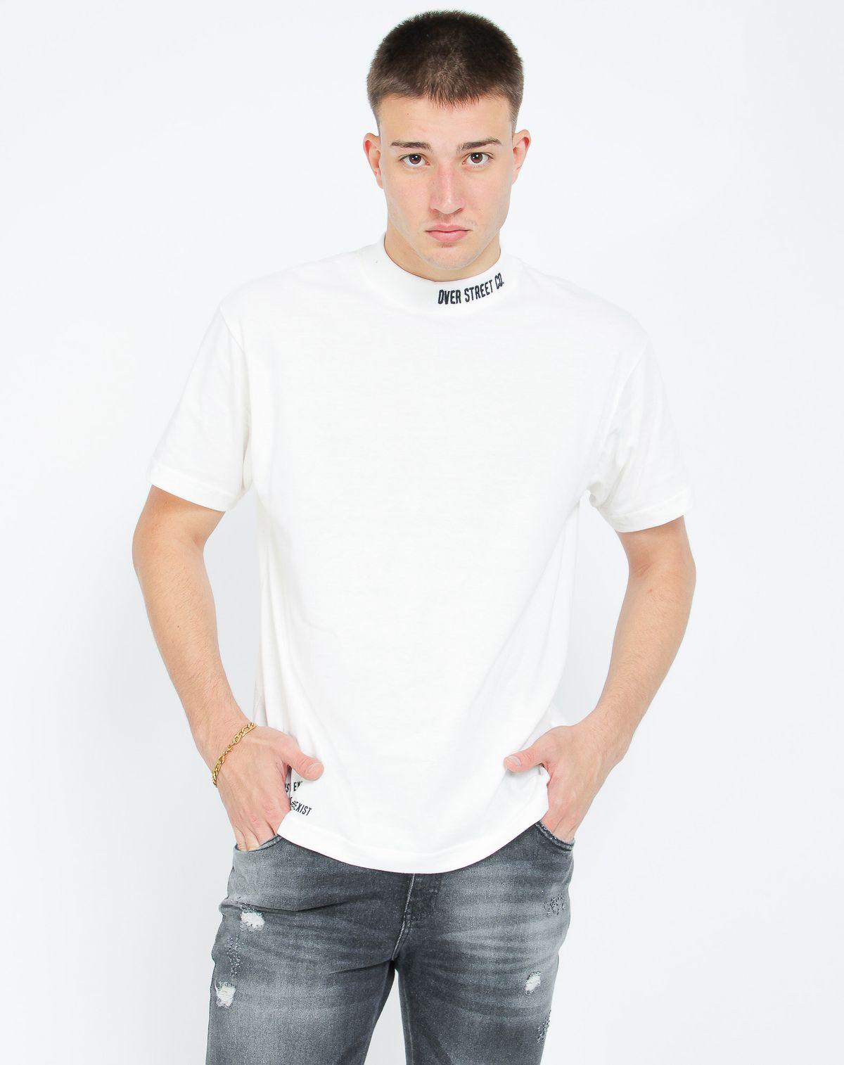 684121008-camiseta-manga-curta-masculina-gola-lettering-off-white-gg-65a
