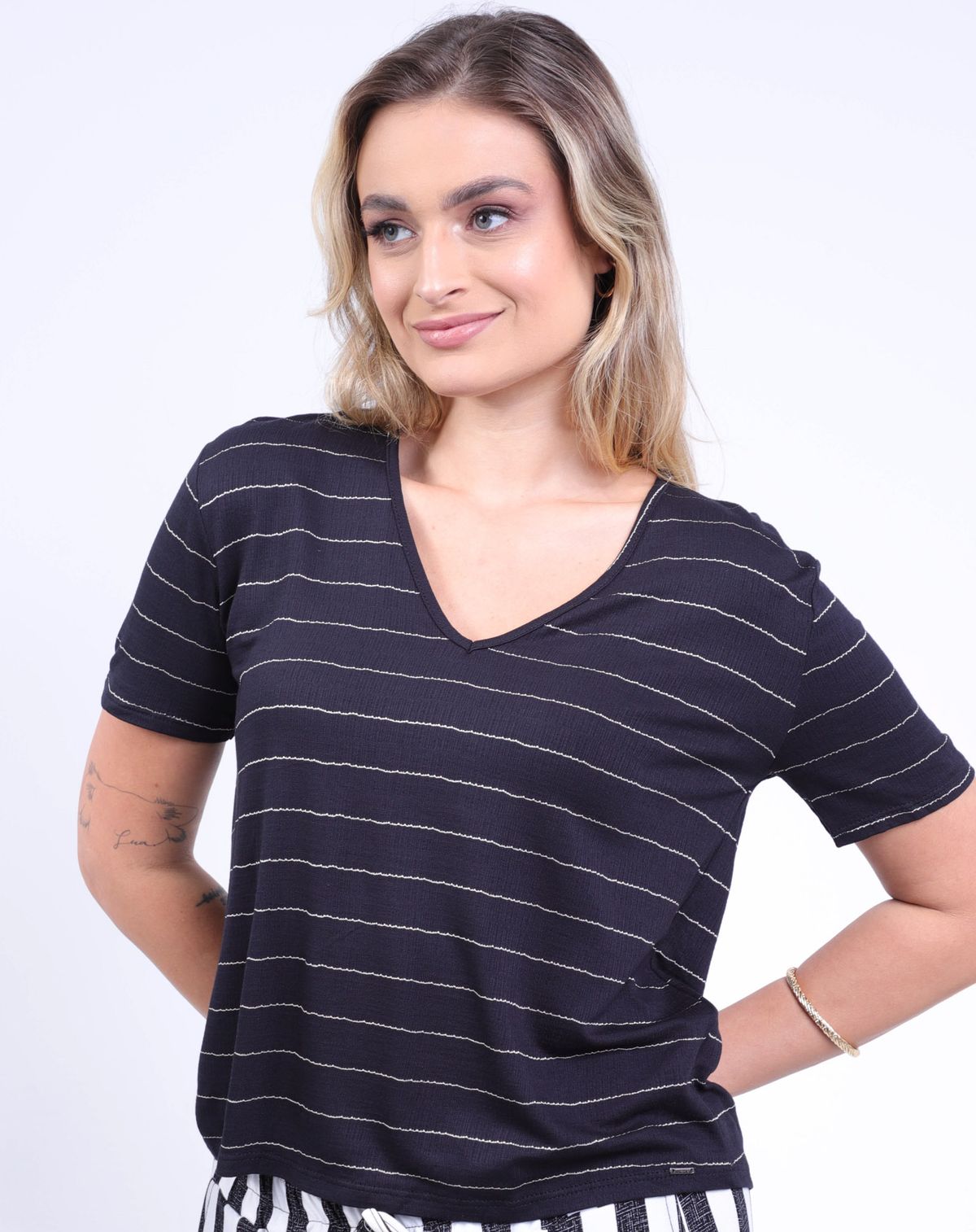 Camiseta Feminina Decote V Texturizada preto - p