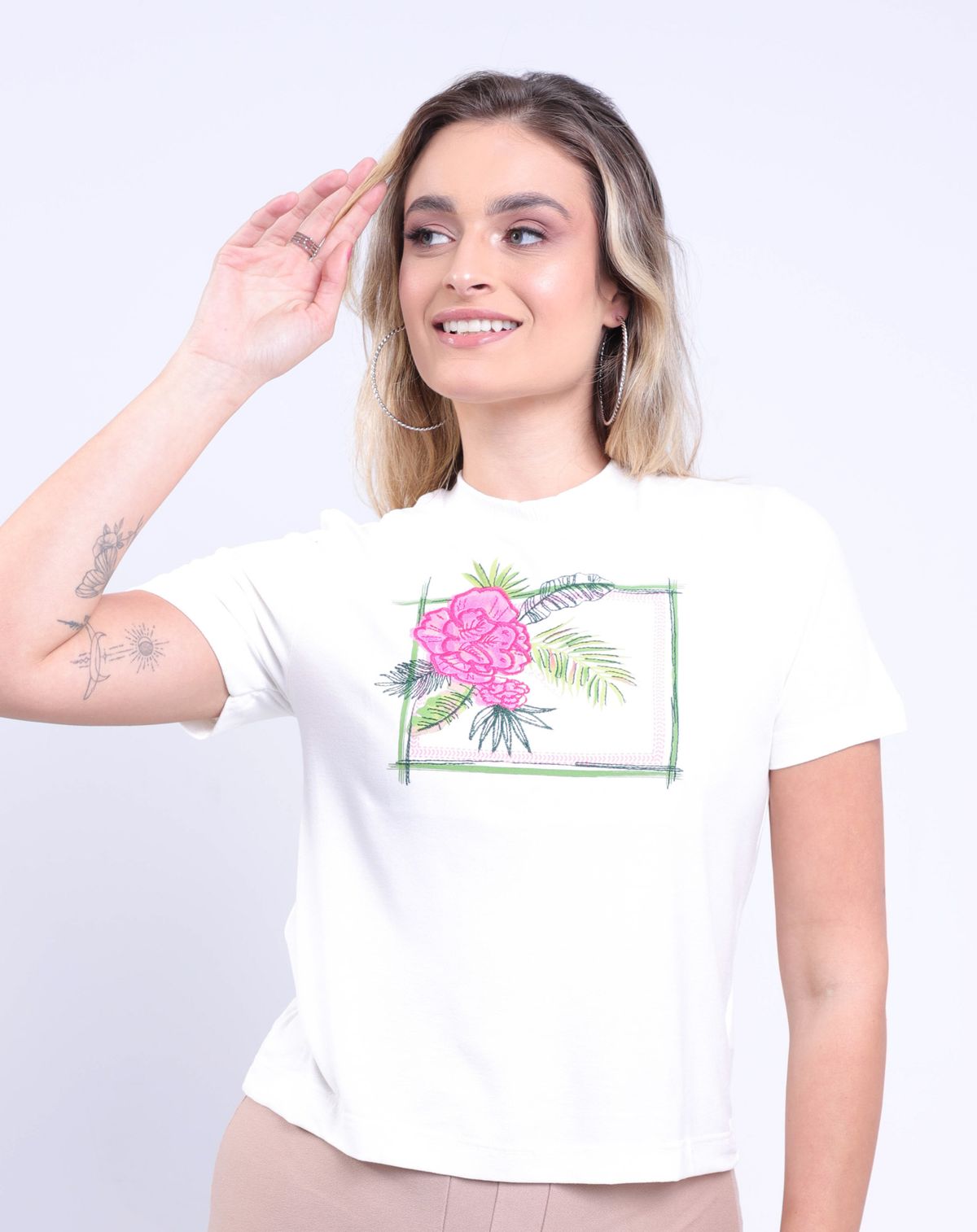 Camiseta Feminina Estampa Floral Bordada off white - p