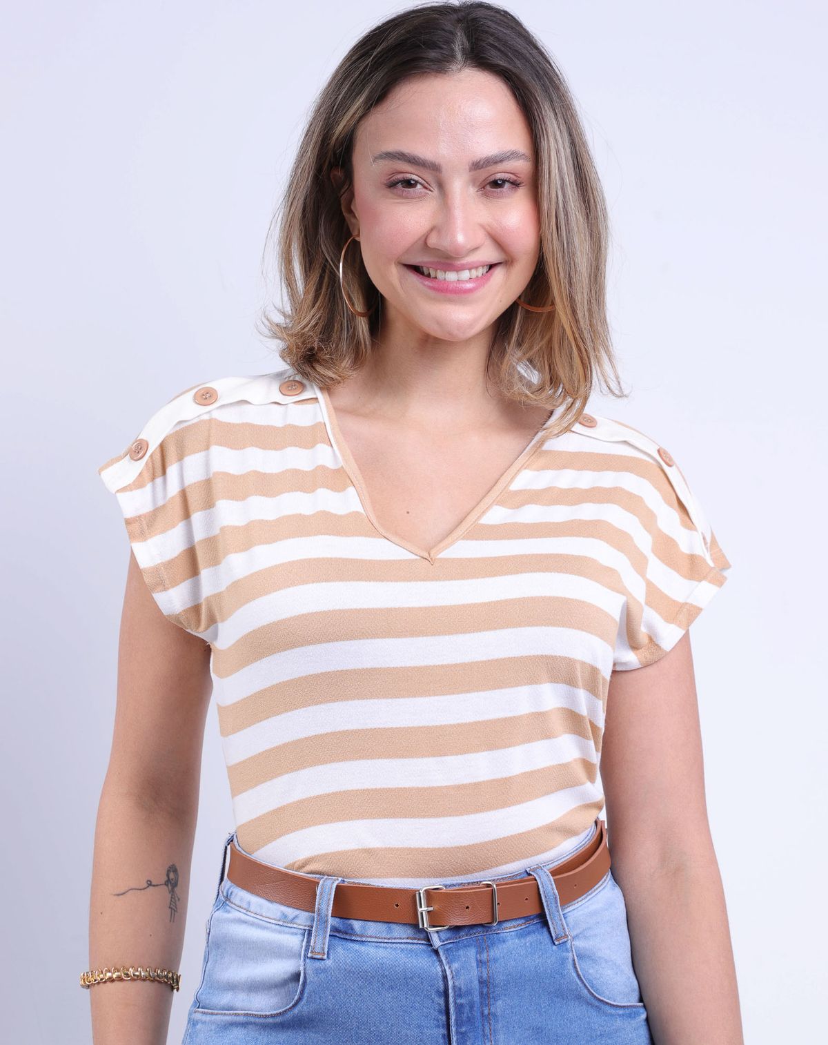 Blusa Feminina Manga Curta Detalhe Botões bege - p