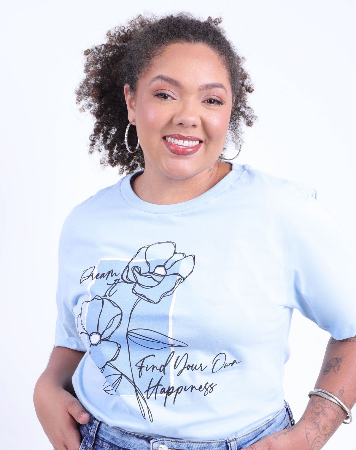 Camiseta Casual  Feminina Plus Size Estampada azul claro - g1