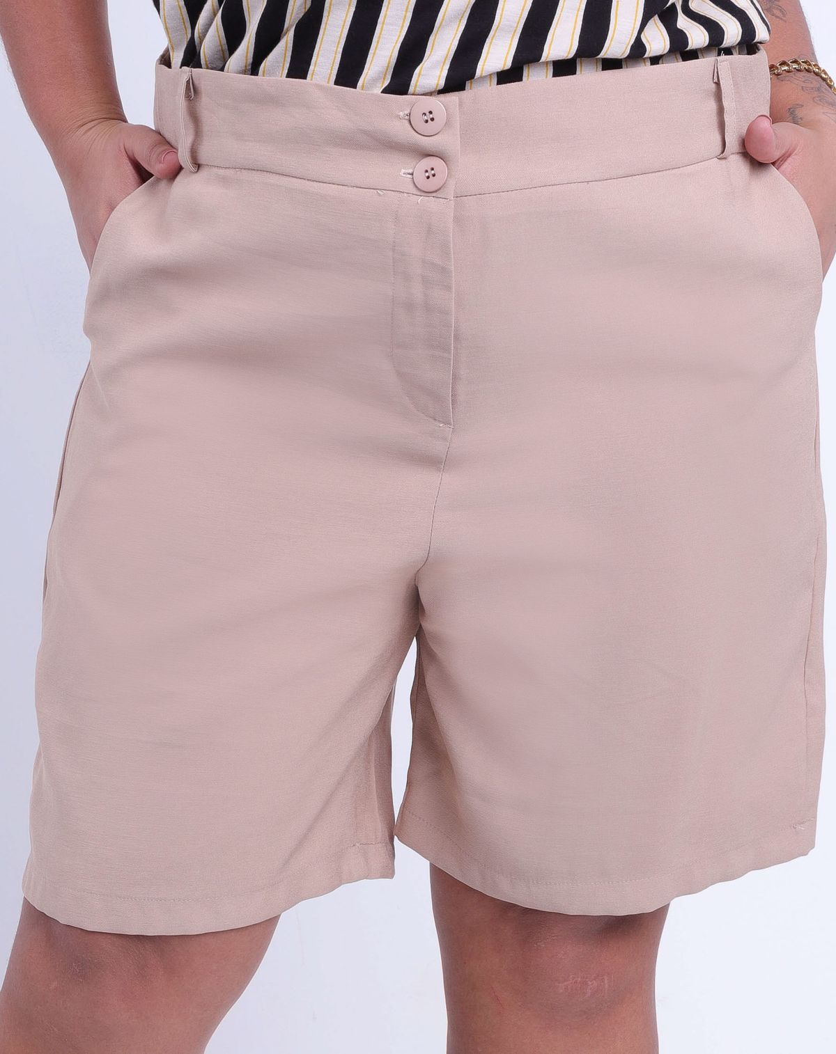 Short Alfaiataria Feminino Plus Size bege - g1