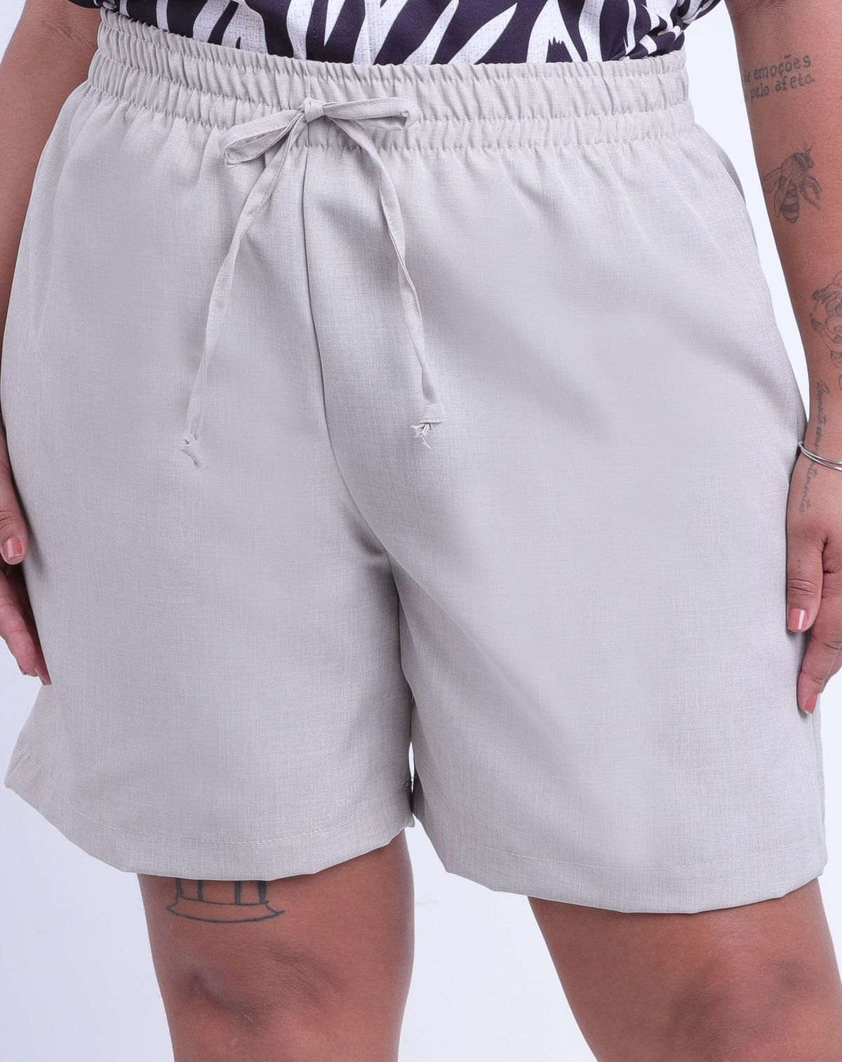 Short Alfaiataria Feminino Plus Size Laço bege - g1