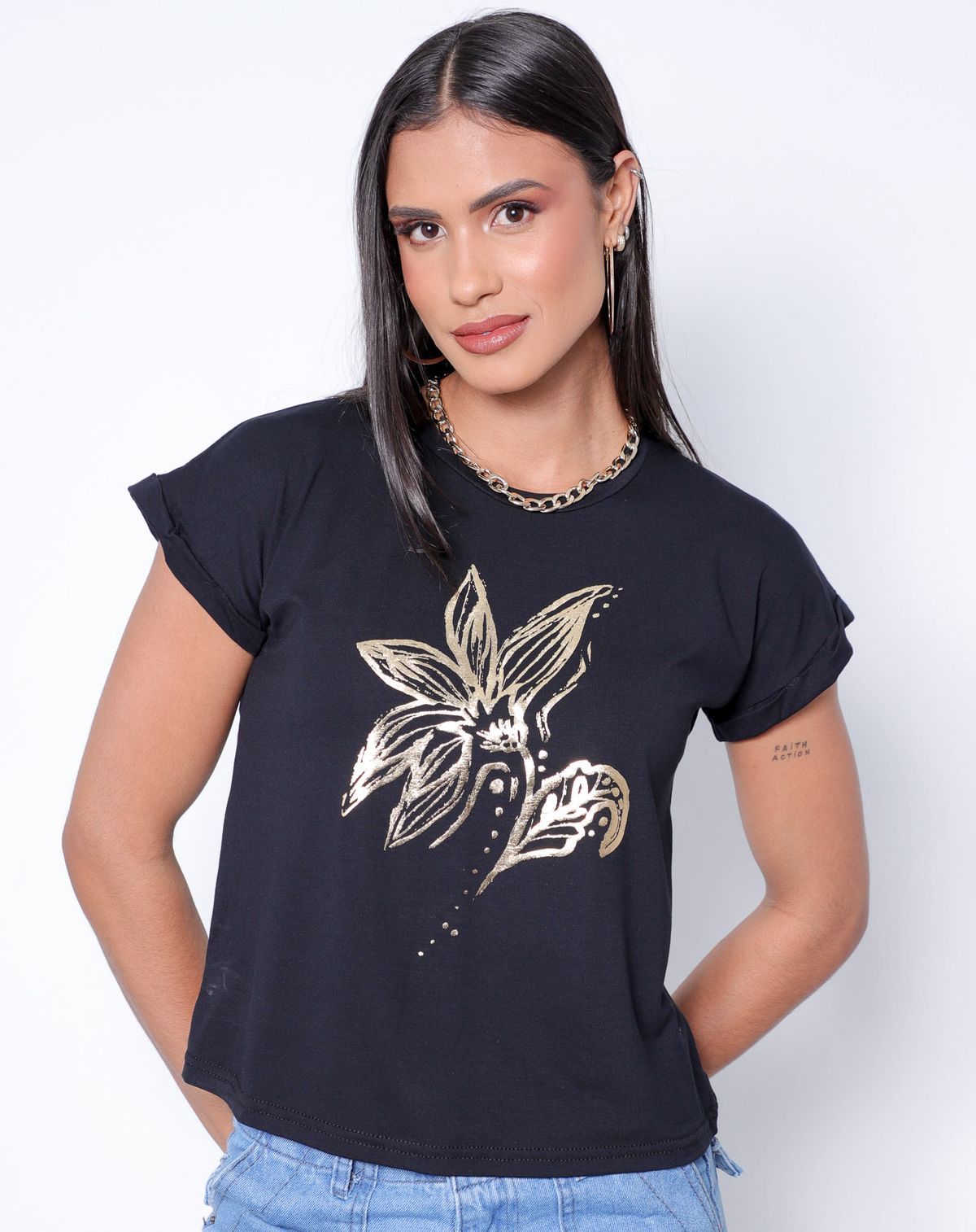 Camiseta Feminina Estampa Foil Dourada preto - p