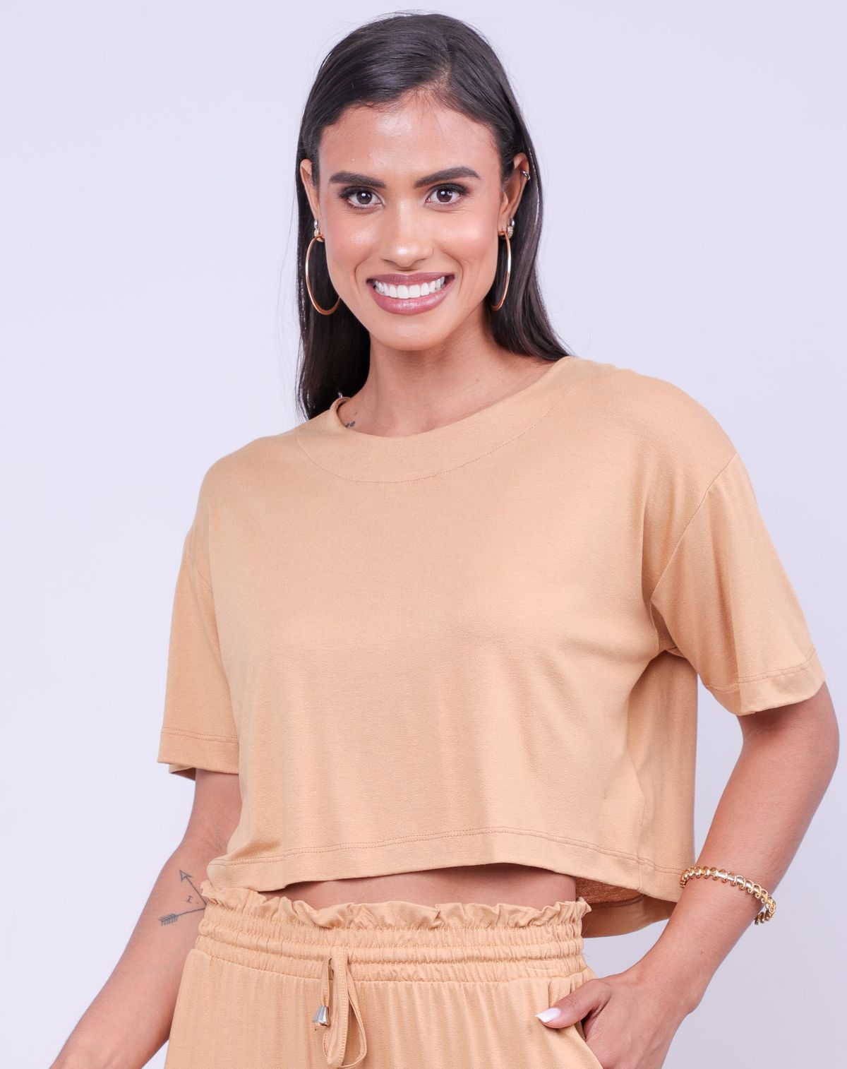 Camiseta Cropped Feminina Básica bege - p