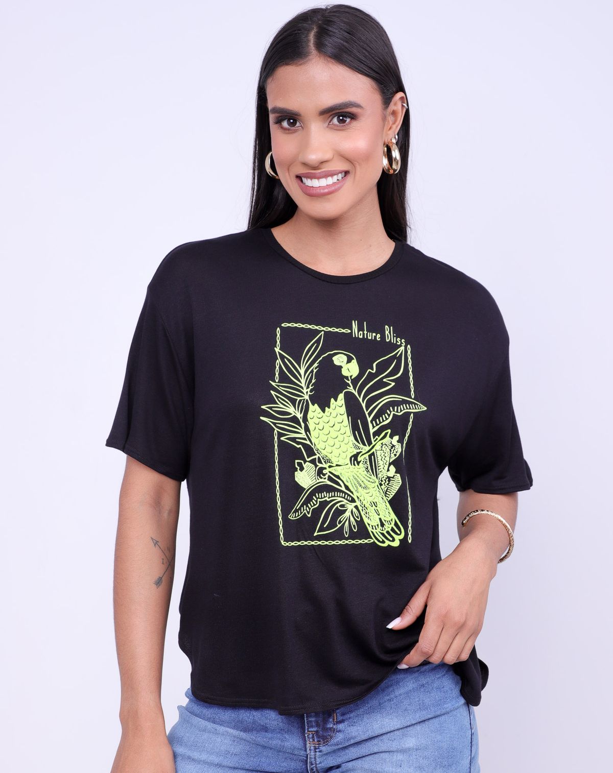 Camiseta Manga Curta Feminina Estampa Arara preto - p