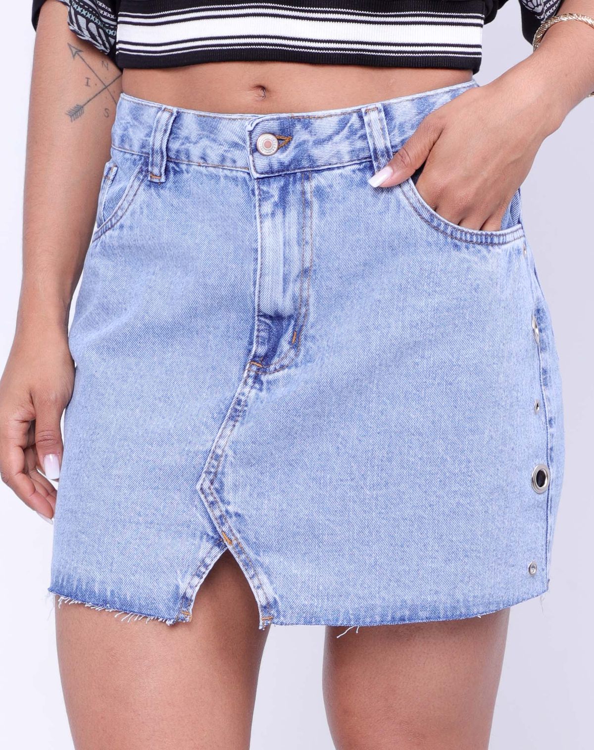 Saia Jeans Feminina Tachas Metalizadas jeans claro - 36