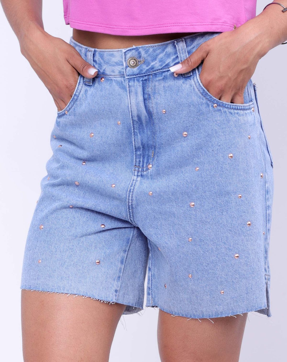 Short Jeans Feminina Tachas Metalizadas jeans claro - 36