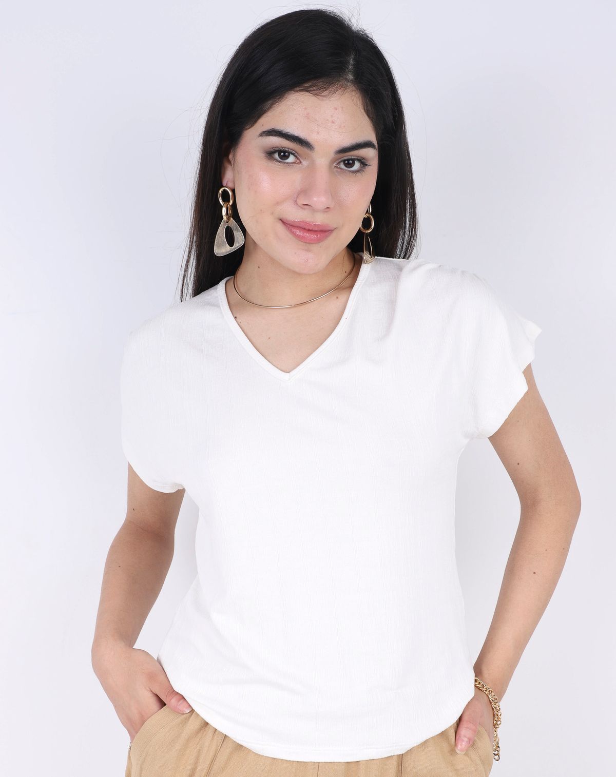 Camiseta Feminina Manga Curta Lisa Gola V off white - p