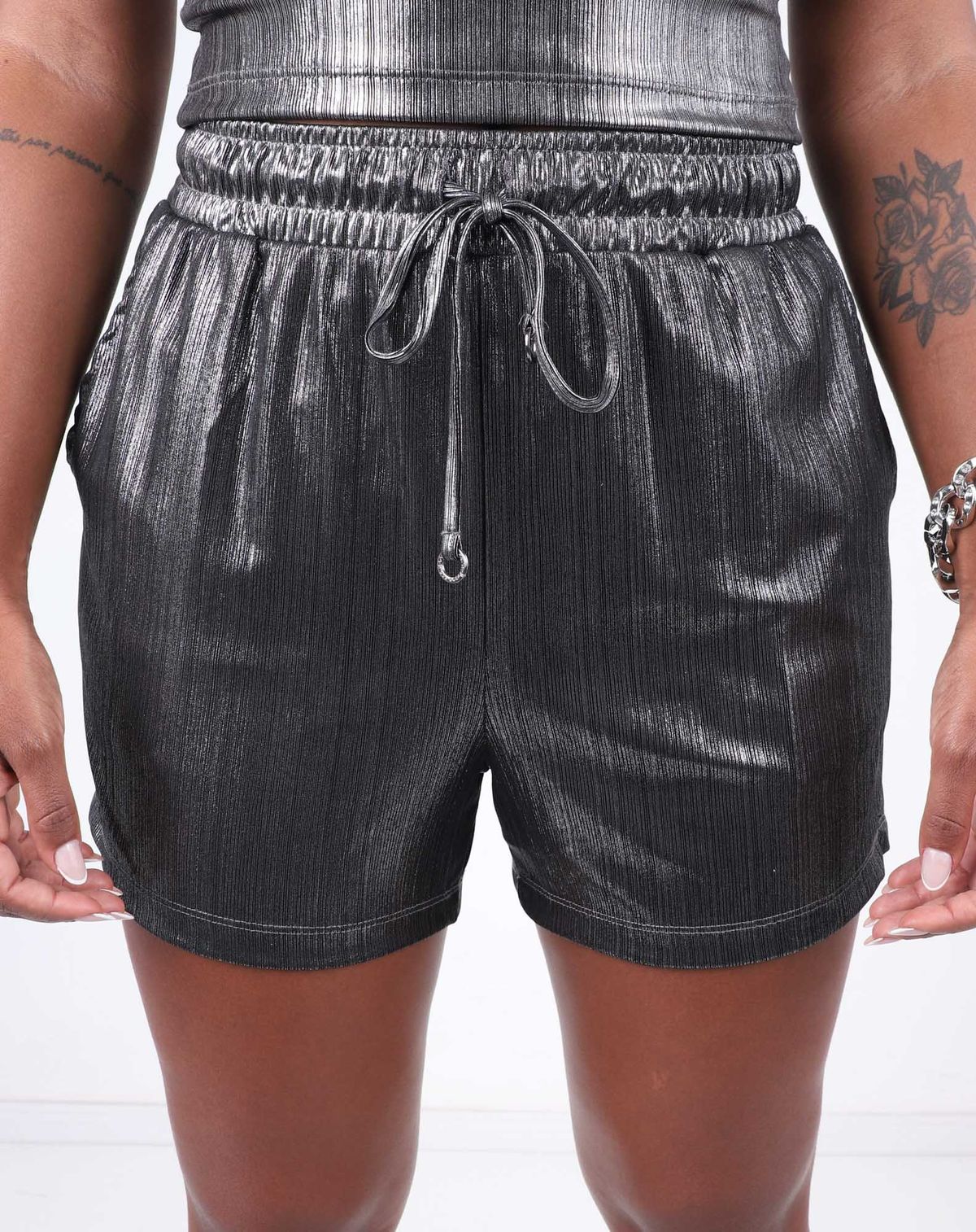 Shorts Feminino Metalizado com Cordão na Cintura prata - p