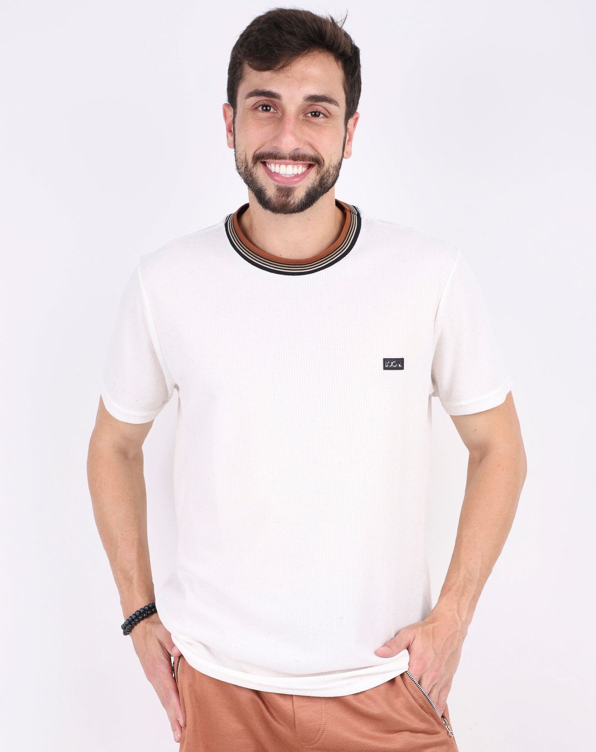 Camiseta Manga Curta Masculina Gola Retilínea off white - p