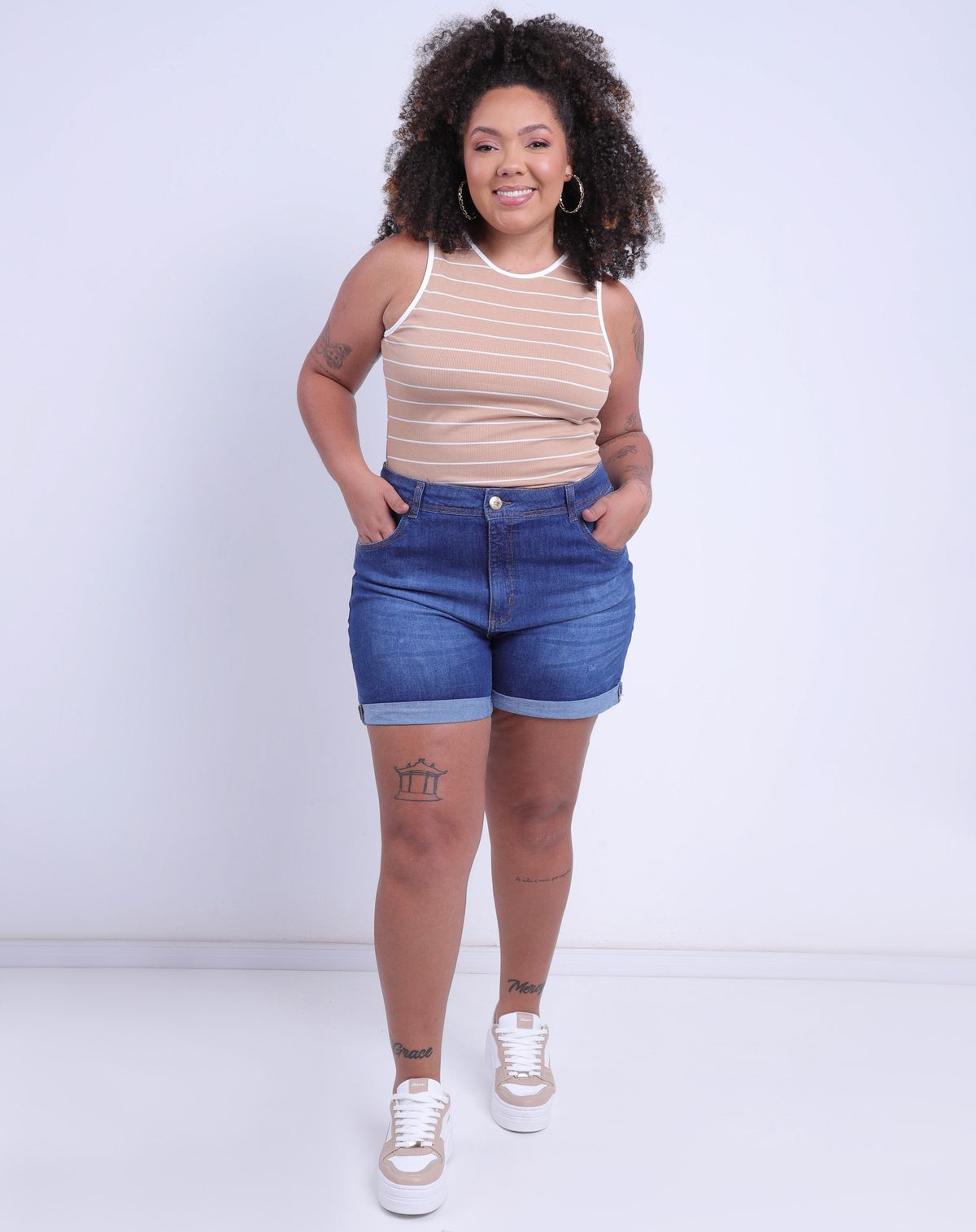 Short Jeans Plus Size Feminino Detalhe Barra Dobrada jeans escuro - 48